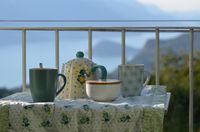 Kaffee mit Aussicht auf dem Balkon